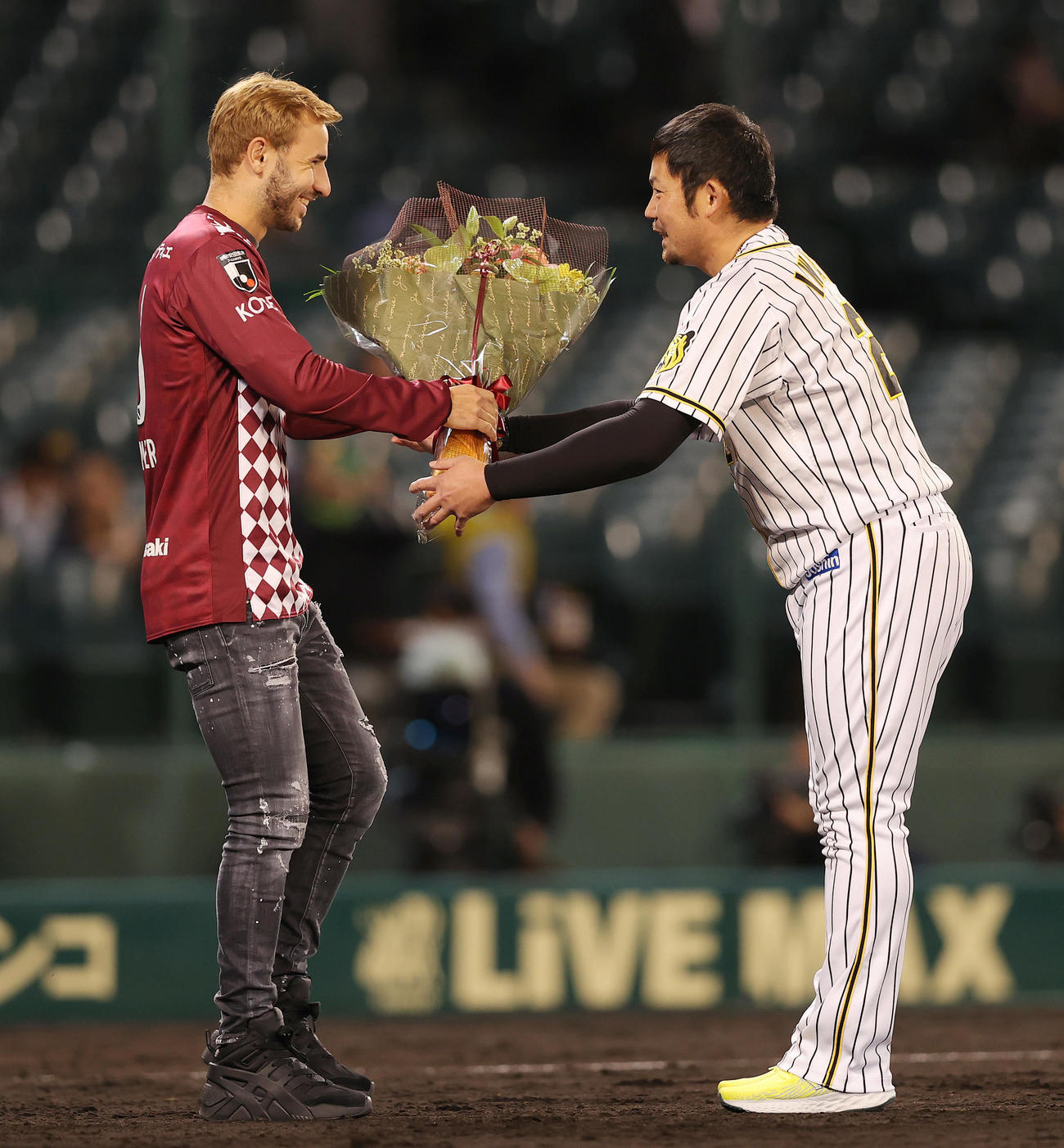 阪神対中日　ファーストピッチセレモニーで神戸サンペール（左）から花束を受け取る阪神岩田（撮影・前田充）