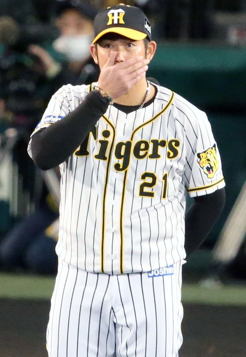 オーロラビジョンで紹介されたメッセージに涙ぐむ岩田（撮影・上山淳一）