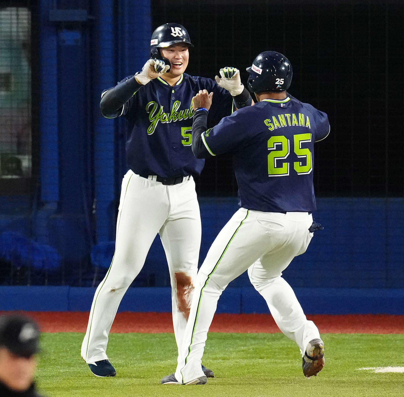 DeNA対ヤクルト　3回表ヤクルト1死二、三塁、中村の2点適時二塁打で生還しサンタナ（右）とタッチをかわす村上（撮影・江口和貴）