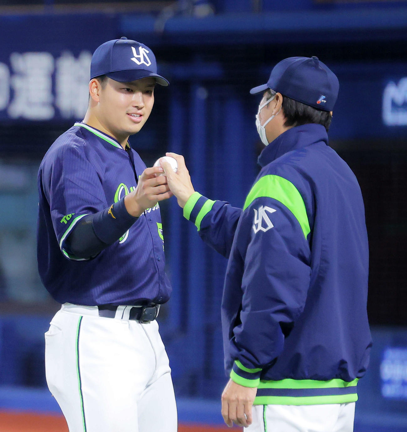 DeNA対ヤクルト　DeNAに勝利し、高津監督（右）にウイニングボールを渡すヤクルト村上（撮影・河田真司）