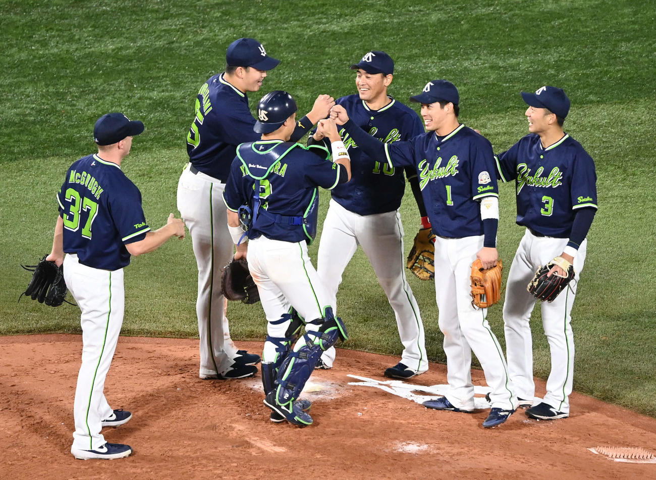 DeNA対ヤクルト　グータッチで勝利を喜ぶ村上（左から2人目）山田（同5人目）らヤクルトの選手たち（撮影・山崎安昭）