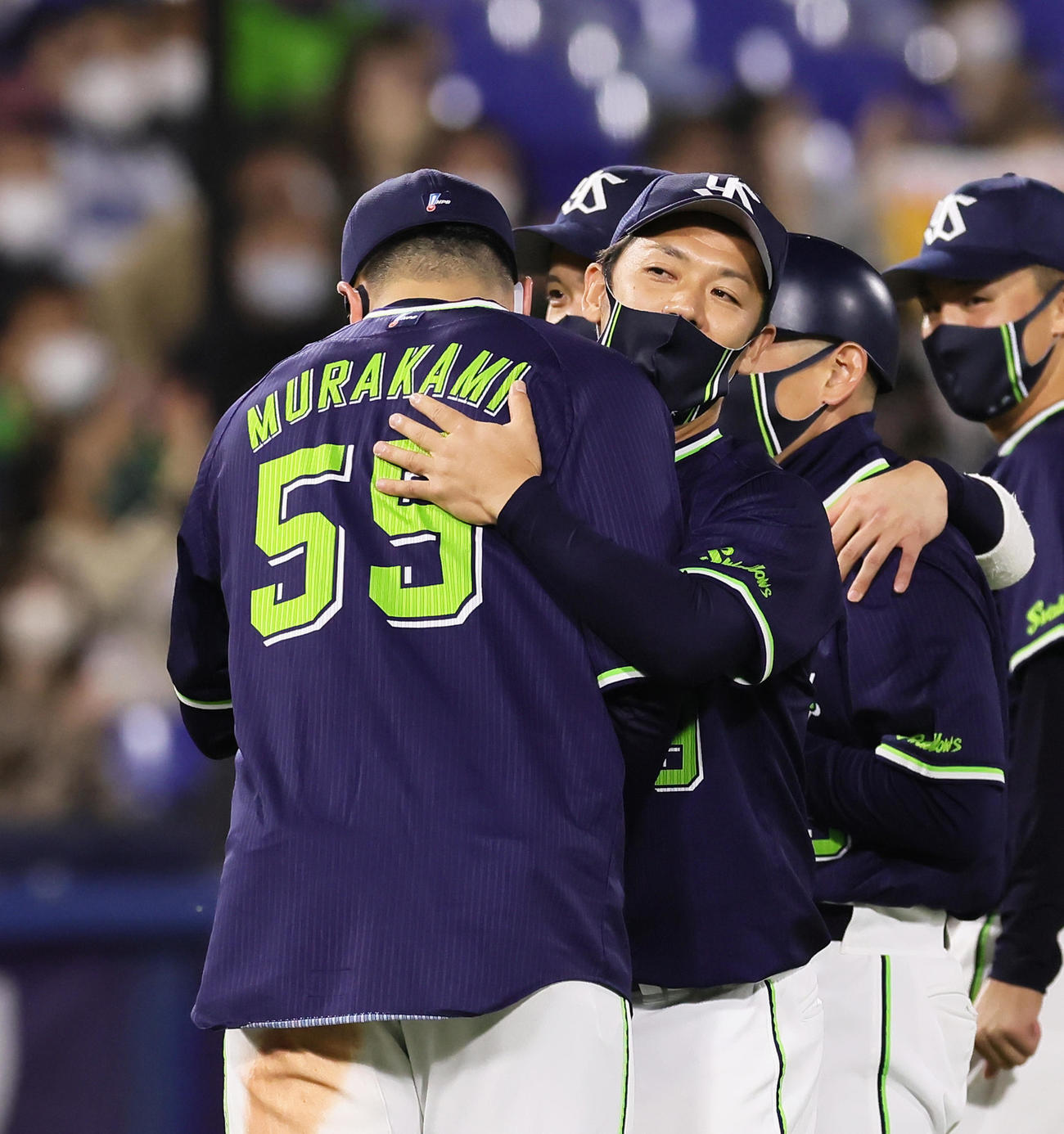 DeNA対ヤクルト　優勝を決めたヤクルト小川（手前右）は村上と抱き合う（撮影・足立雅史）
