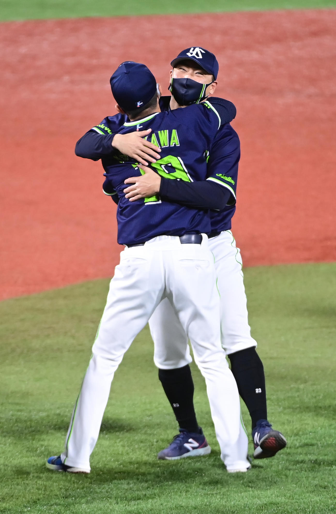 DeNA対ヤクルト　セ・リーグ優勝が決まり石川（左）と抱き合って喜ぶヤクルト青木（撮影・小沢裕）