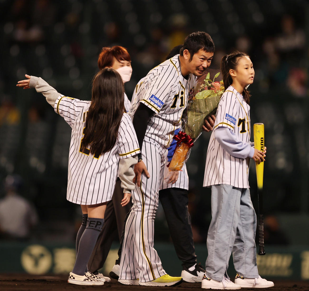 阪神対中日　ファーストピッチセレモニーを終え家族と記念撮影を行う阪神岩田稔（撮影・清水貴仁）
