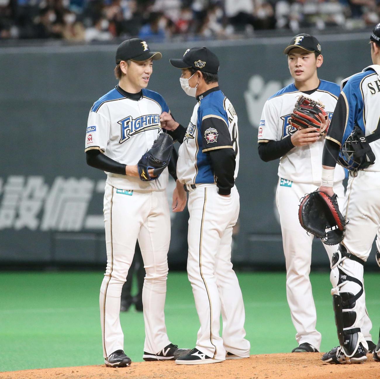日本ハム対西武　8回表、投手交代のためマウンドで宮西を出迎える栗山監督（撮影・黒川智章）