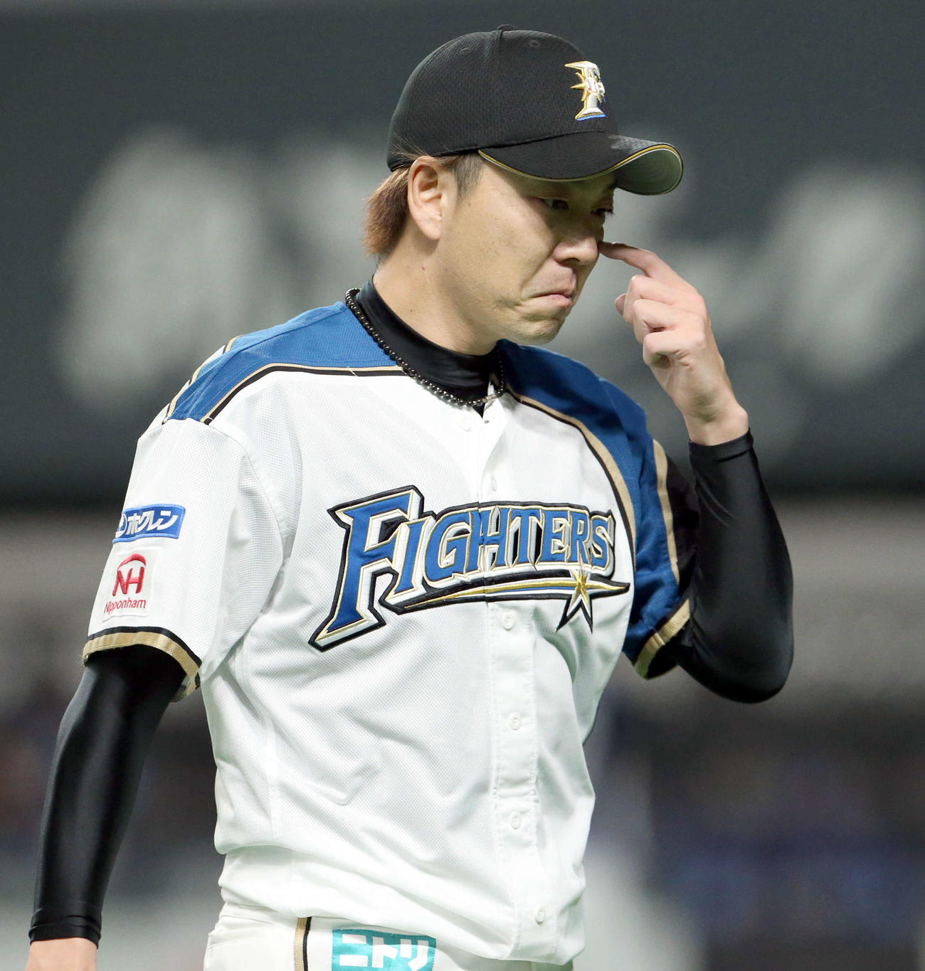 日本ハム対西武　涙を見せながらベンチに戻る日本ハム宮西（撮影・佐藤翔太）