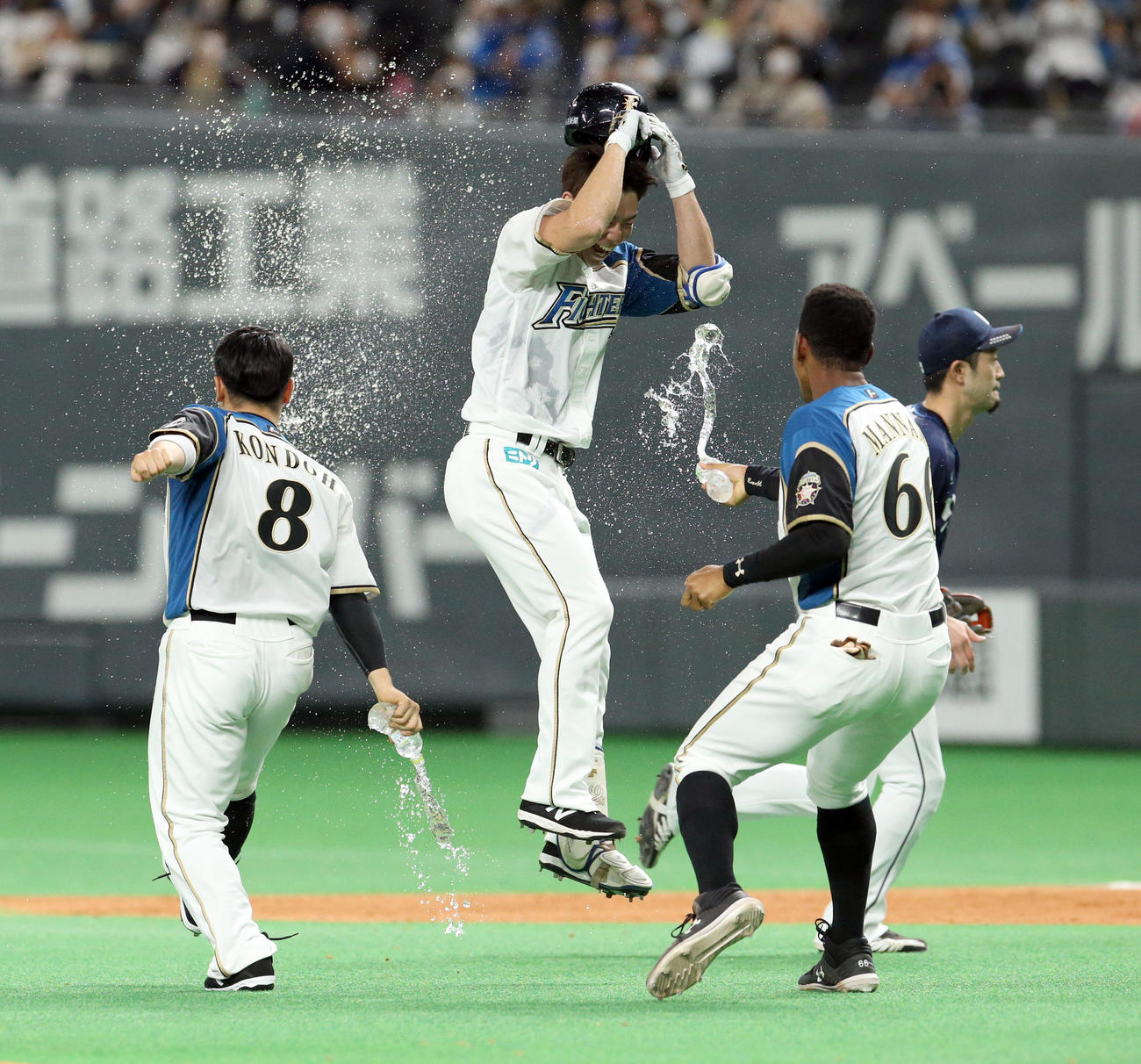 日本ハム対西武　9回裏日本ハム1死満塁、松本（中央）はサヨナラとなる押し出し四球を選びチームメートから祝福される（撮影・佐藤翔太）