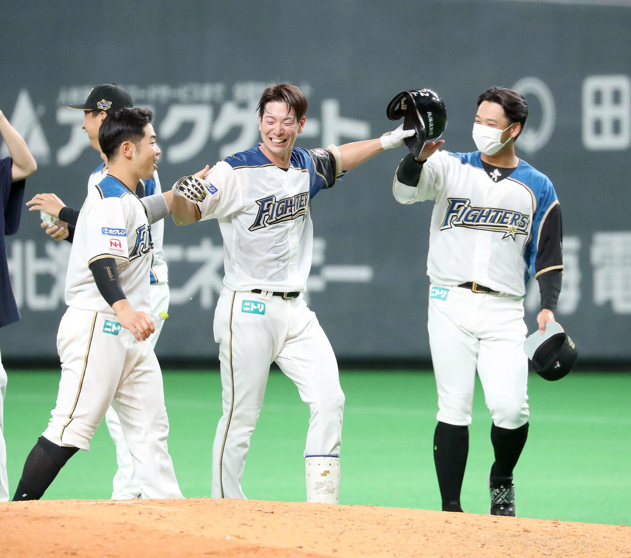 日本ハム対西武　9回裏日本ハム1死満塁、サヨナラとなる押し出し四球を選び松本は谷口（右）と喜び合う（撮影・佐藤翔太）