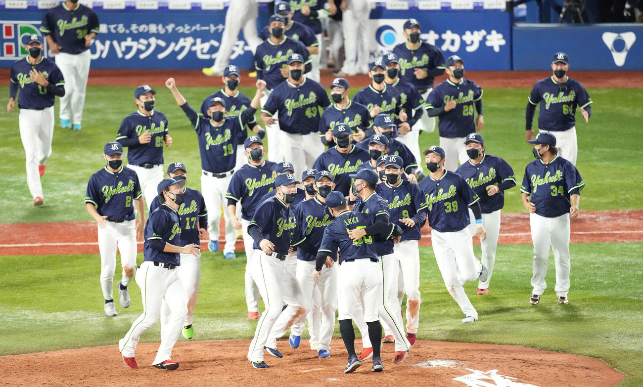 DeNA対ヤクルト　リーグ優勝し、マウンドに集まる村上（中央左）らヤクルトナイン（撮影・鈴木みどり）