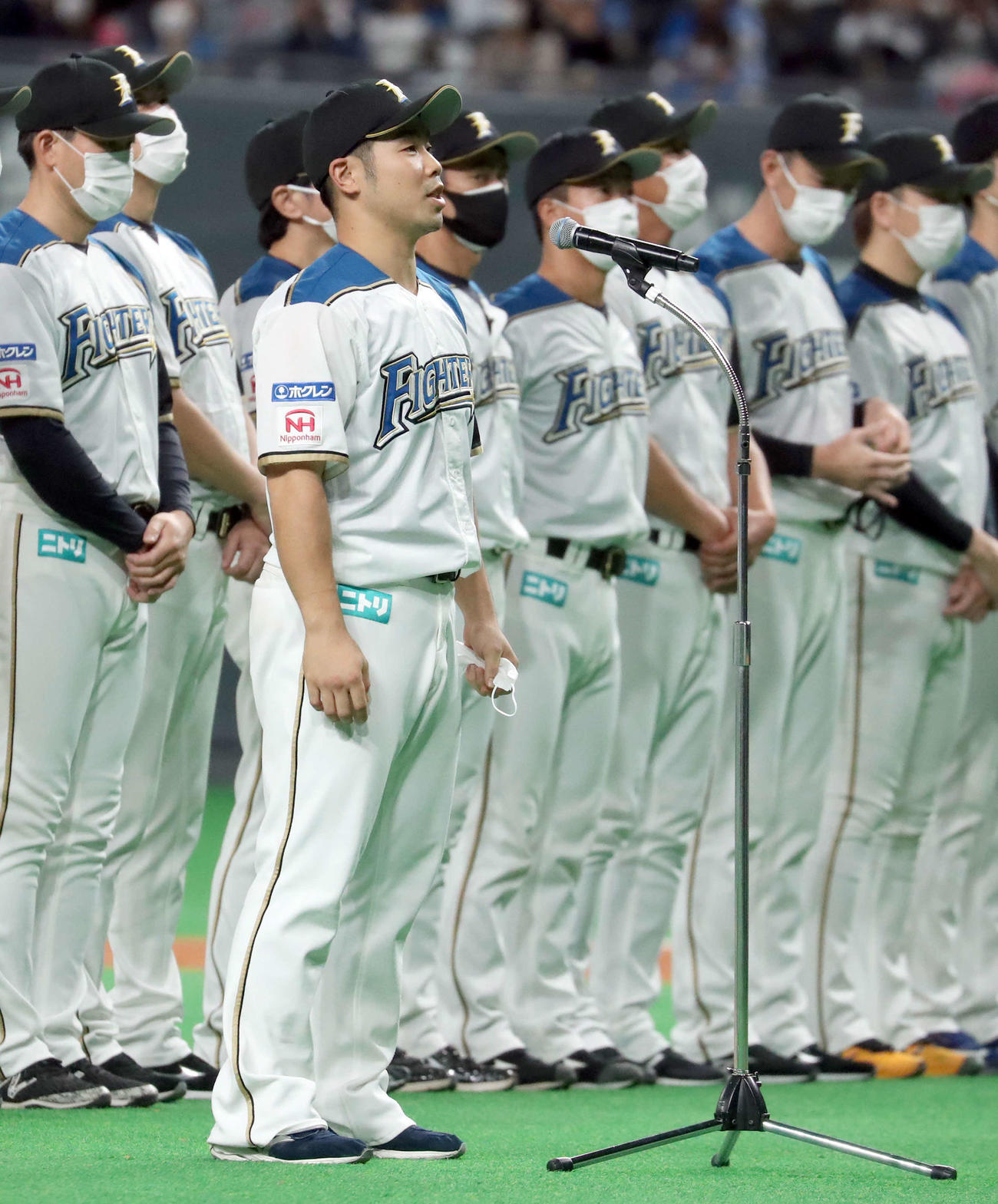 日本ハム対西武　今季本拠地最終戦を終えあいさつをする日本ハム近藤（撮影・佐藤翔太）