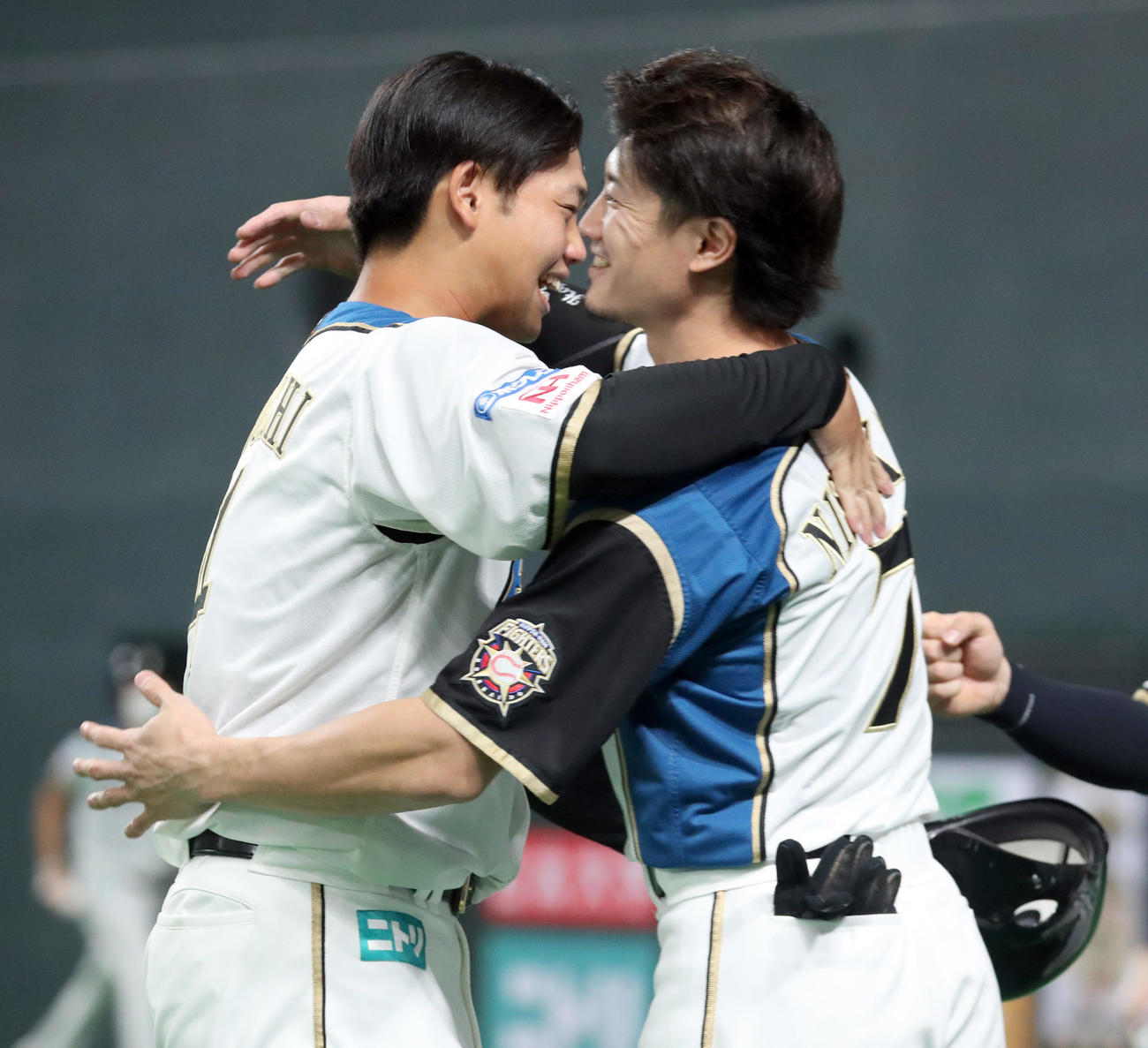 日本ハム対西武　7回裏日本ハム2死、谷口（左）は左前打を放ち西川に出迎えられる（撮影・佐藤翔太）