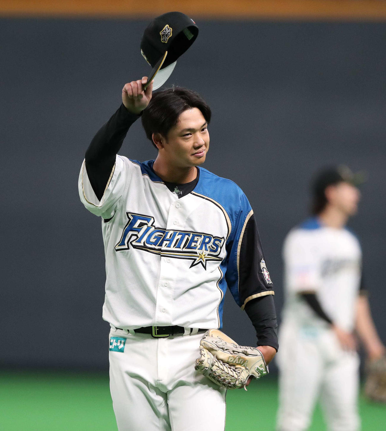 日本ハム対西武　引退する谷口はファンの声援に応える（撮影・黒川智章）