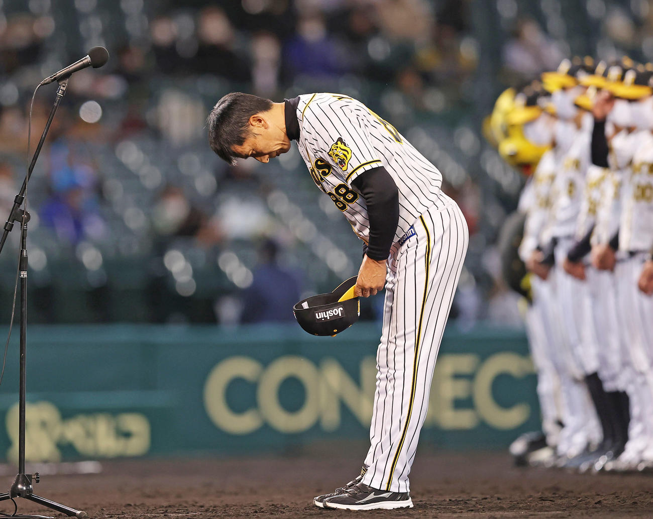 シーズン最終戦を終え、ファンに頭を下げる阪神矢野監督（撮影・前田充）
