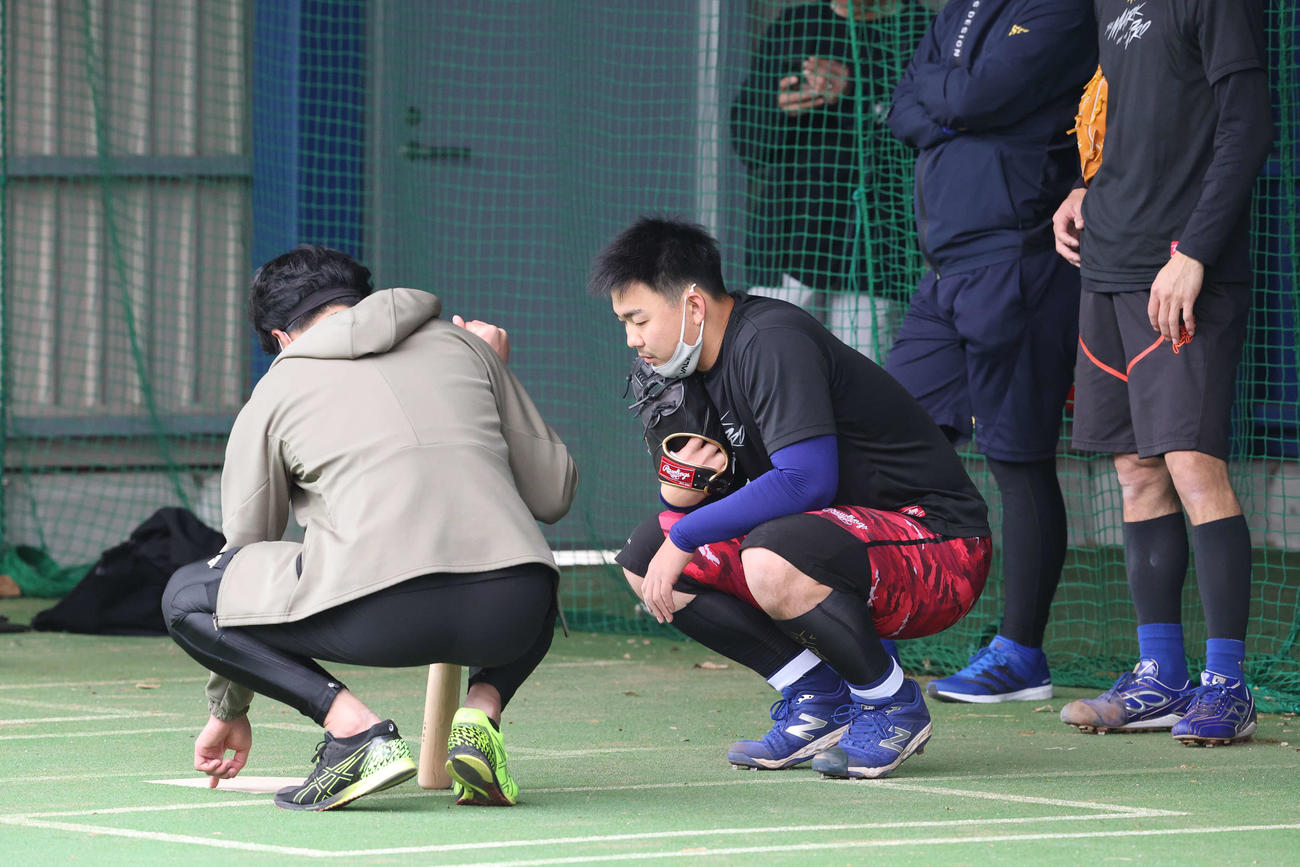 自主トレで中日大野雄大からアドバイスを受ける小笠原慎之介（代表撮影）