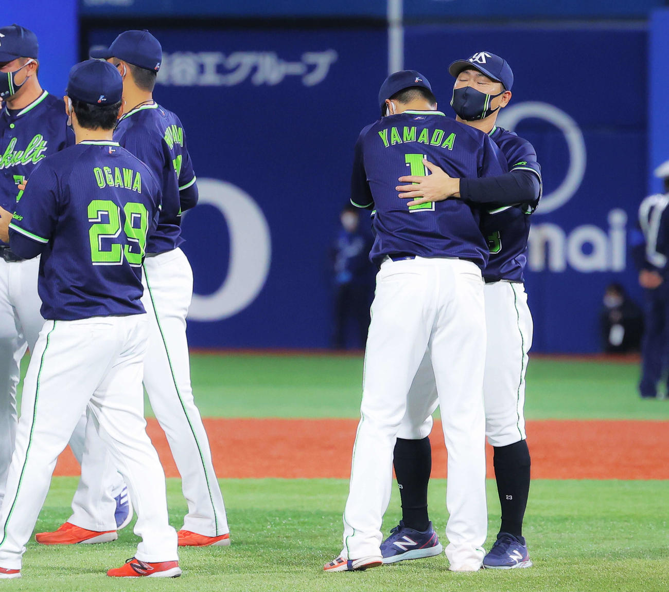 セ・リーグ優勝を決め、ヤクルト青木（右奥）は山田を抱きしめたたえる（撮影・河田真司）