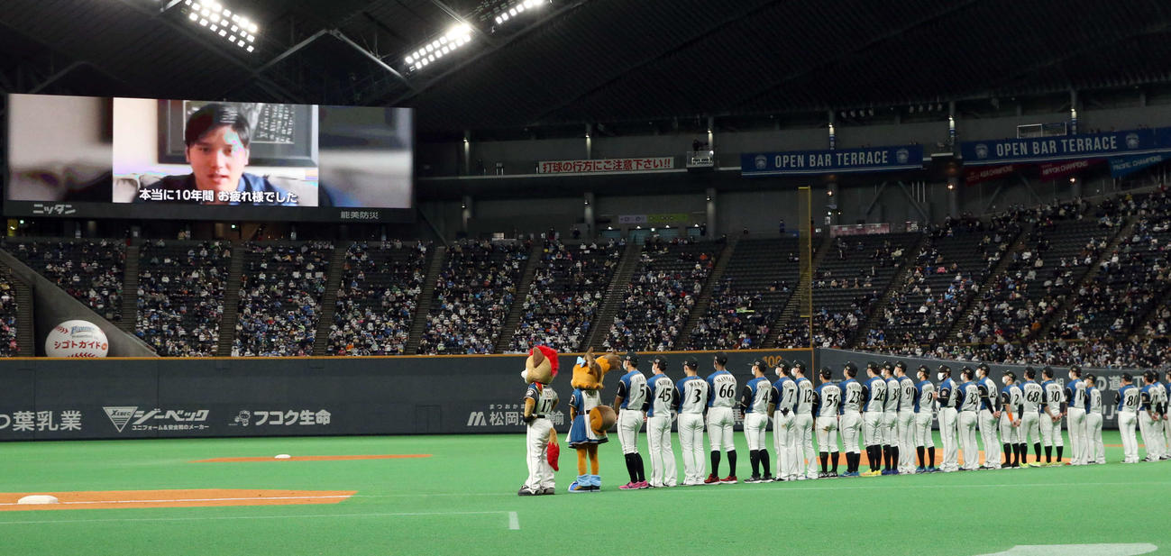 日本ハム対西武　エンゼルス大谷から今季限りで退任する日本ハム栗山監督へビデオメッセージが送られる（撮影・佐藤翔太）