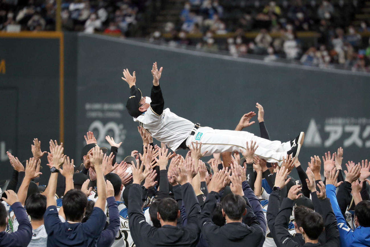 日本ハム対西武　今季限りで退任する日本ハム栗山監督はチームメートたちに胴上げされる（撮影・佐藤翔太）
