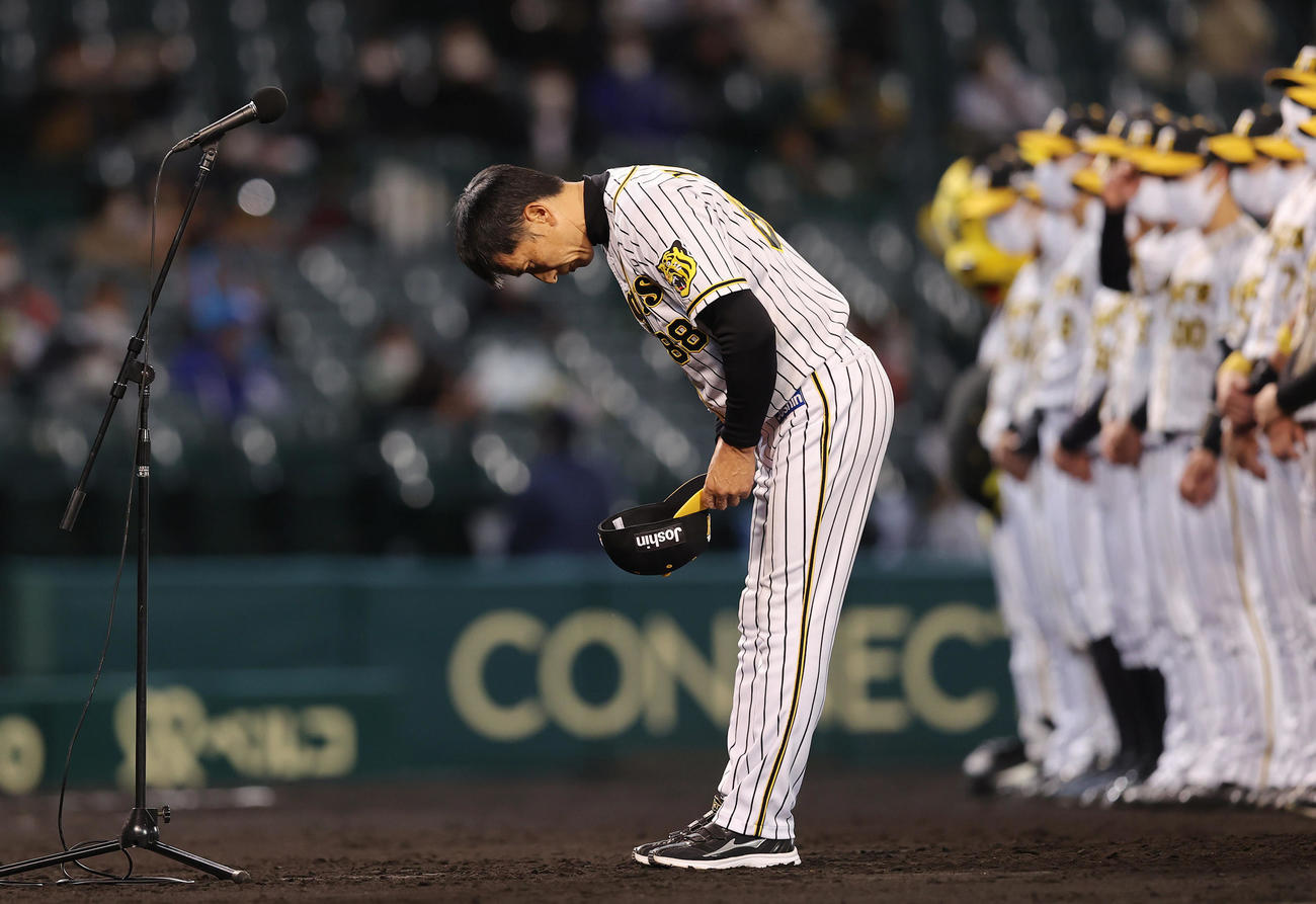 阪神対中日　シーズン最終戦を終え、ファンにあいさつする阪神矢野監督（撮影・前田充）