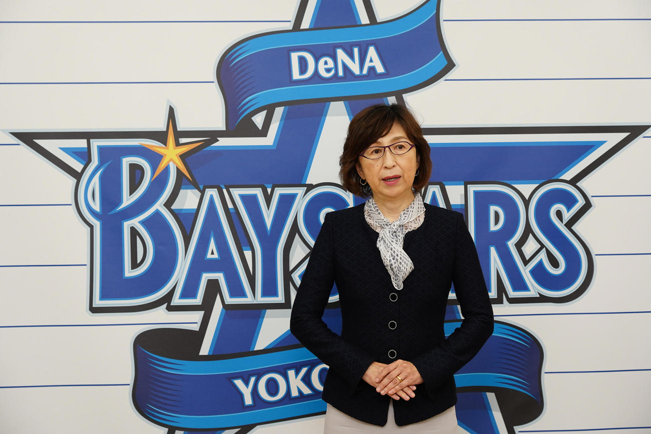 本拠地最終戦を終え、取材に応じるDeNA南場オーナー（代表撮影）