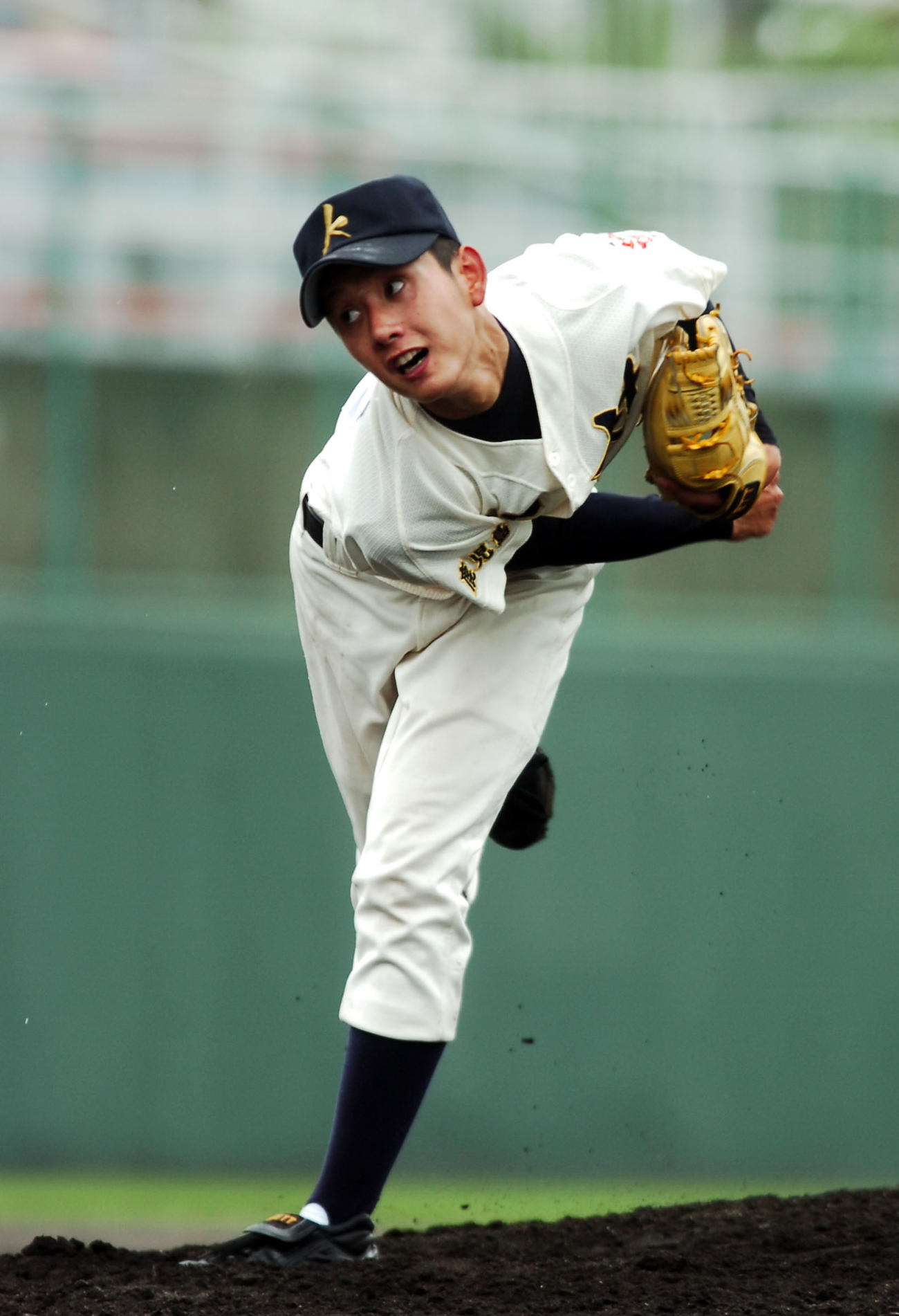 気迫の投球を続けた神村学園の野上亮磨（2005年7月9日撮影）