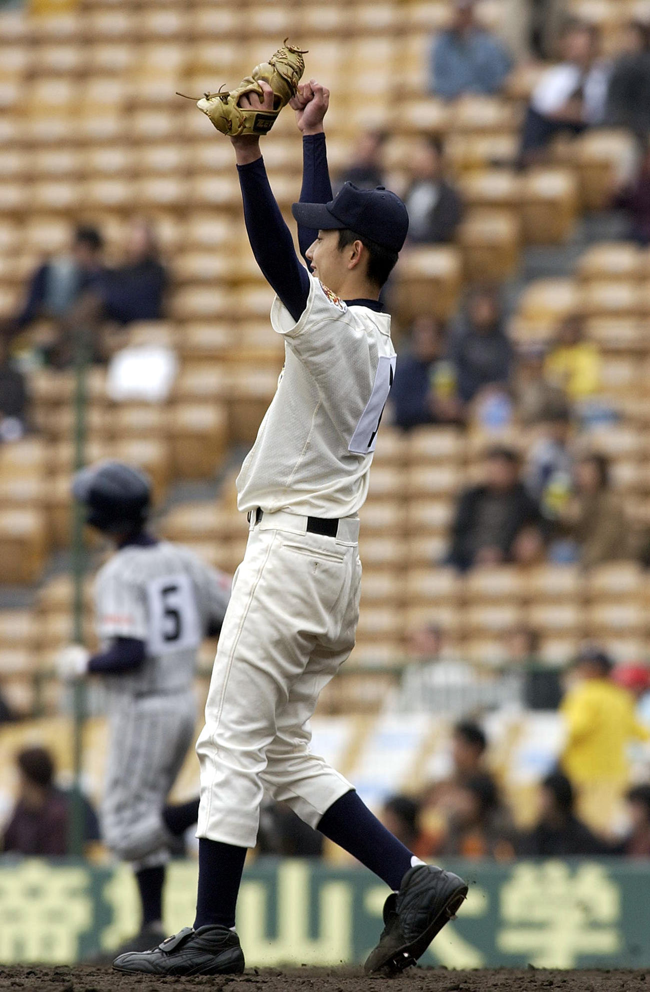 完封した神村学園の野上亮磨はガッツポーズ(2005年4月3日撮影）