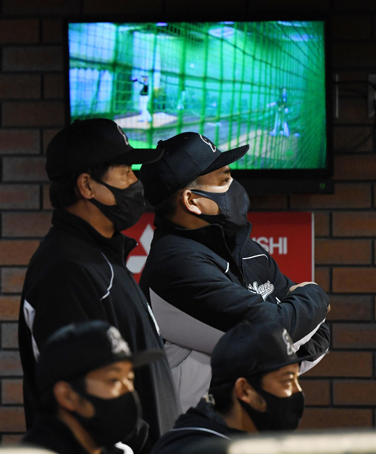 楽天対ロッテ　5回裏楽天2死一、三塁、太田に左前適時打を浴び厳しい表情で腕を組む井口監督（後列右）（撮影・横山健太）