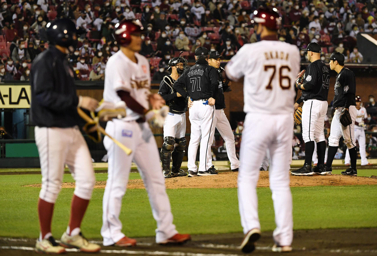 楽天対ロッテ　8回裏楽天1死二塁、銀次を申告敬遠するロッテナイン（撮影・横山健太）