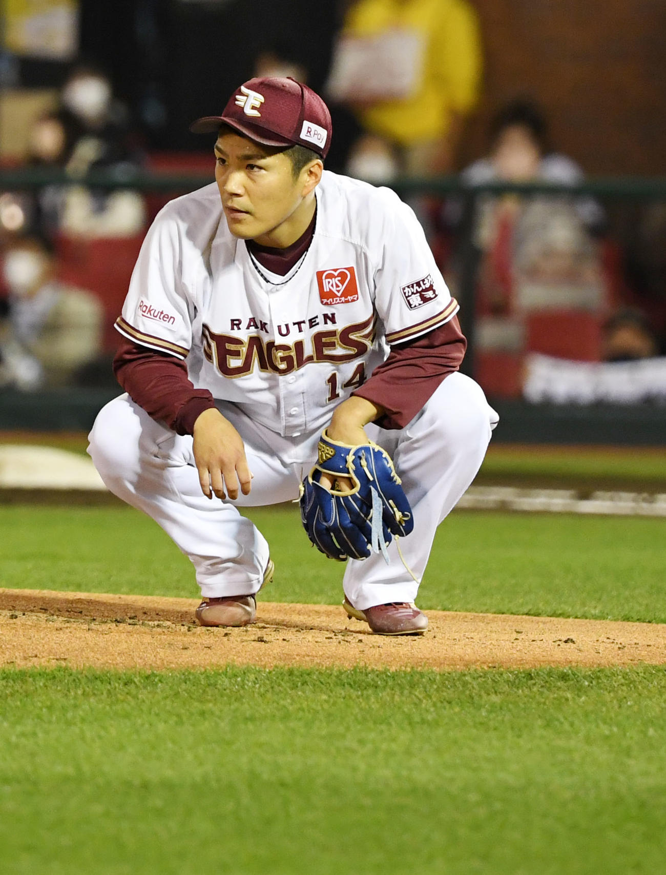 楽天対ロッテ　1回表ロッテ2死二塁、レアードに左翼線へ適時二塁打を浴び肩を落とす則本昂（撮影・横山健太）