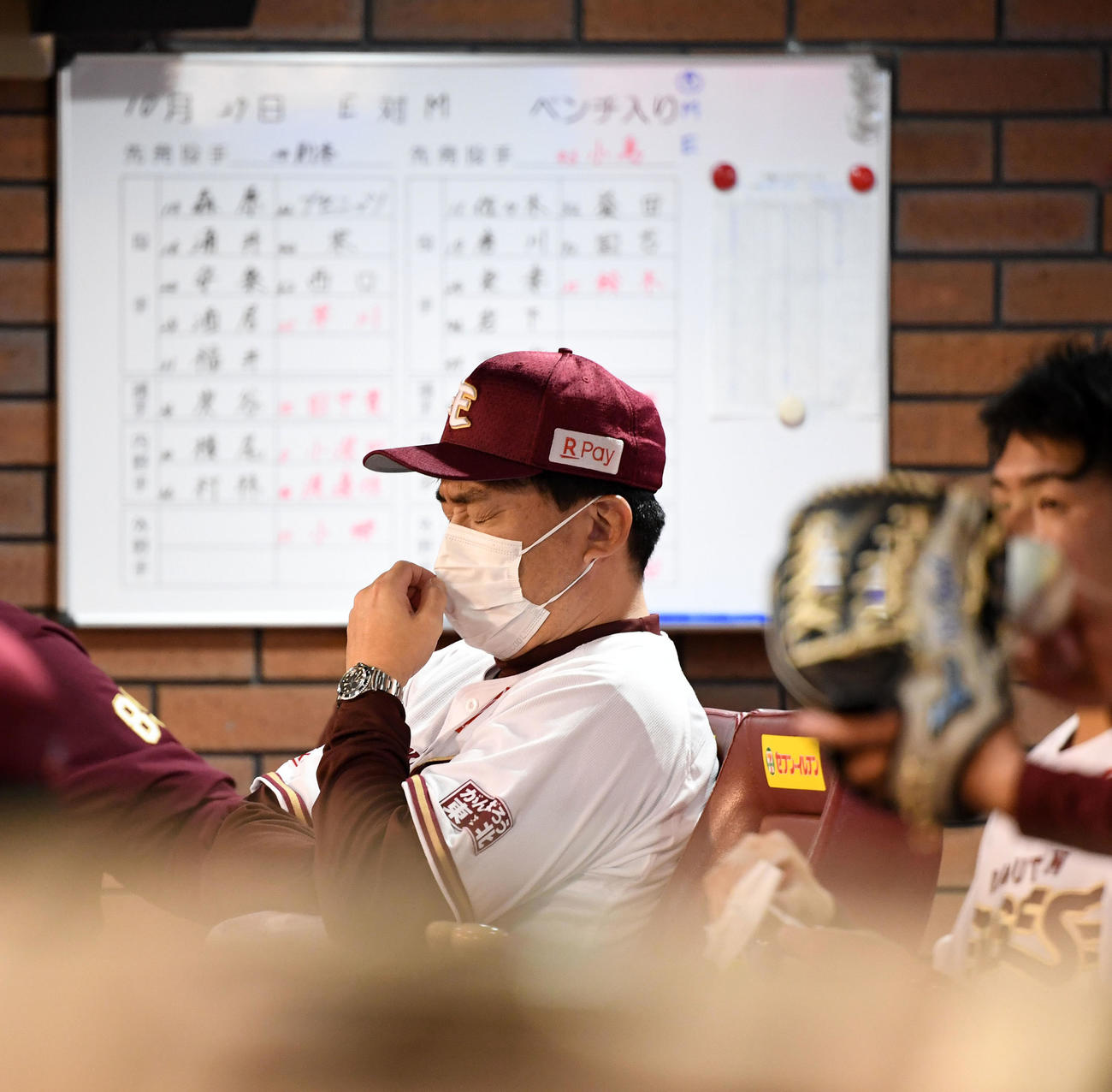 楽天対ロッテ　ベンチで目を閉じる楽天石井GM兼監督（撮影・横山健太）