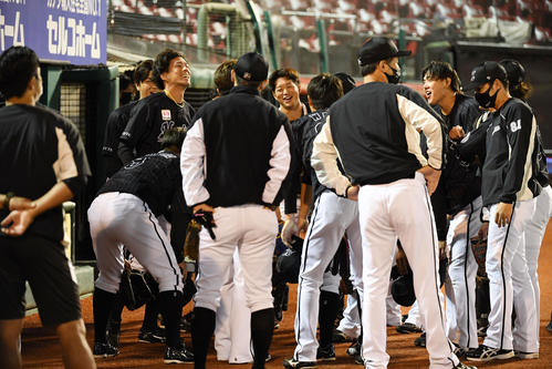 楽天対ロッテ　試合前、円陣を組むロッテナイン（撮影・横山健太）