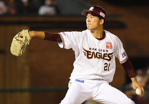 楽天対ロッテ　4回表から2番手で登板した楽天早川（撮影・横山健太）