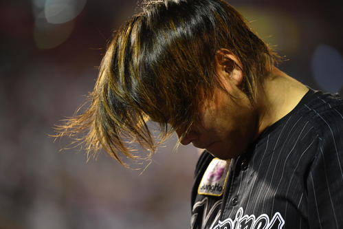 楽天対ロッテ　決勝点を与え、リーグ優勝を逃して肩を落としてグラウンドを後にするロッテ佐々木千（撮影・横山健太）