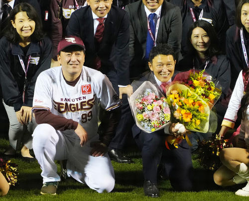 楽天対ロッテ　笑顔を見せる楽天石井GM兼監督（左）と立花社長（撮影・横山健太）