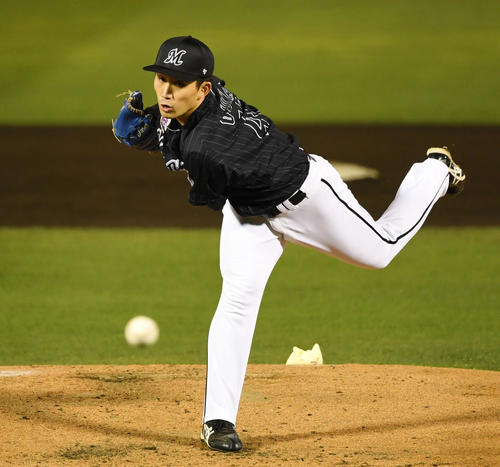 楽天対ロッテ　力投するロッテ先発の小島（撮影・横山健太）