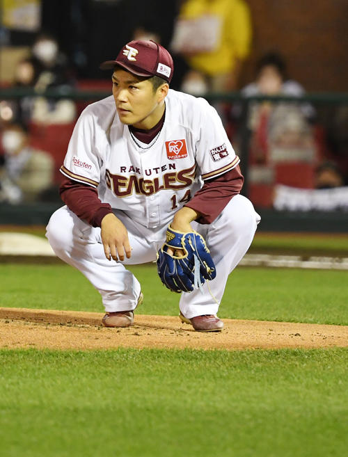 楽天対ロッテ　1回表ロッテ2死二塁、レアードに左翼線へ適時二塁打を浴び肩を落とす則本昂（撮影・横山健太）