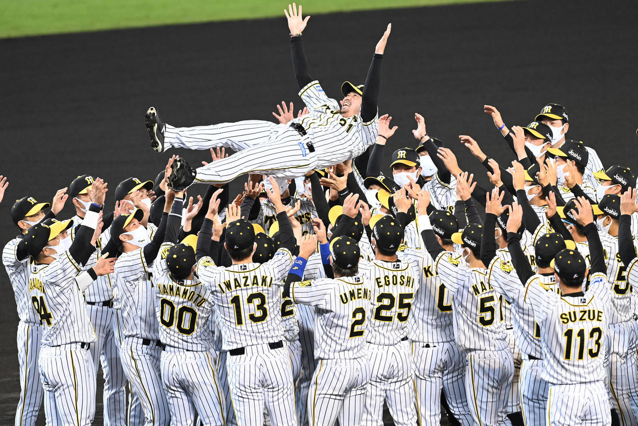 引退セレモニーで胴上げされる岩田稔（撮影・前岡正明）
