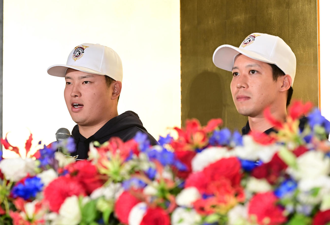 DeNA対ヤクルト　セ・リーグ優勝を決め記者会見に臨むヤクルト村上。右は山田（撮影・小沢裕）