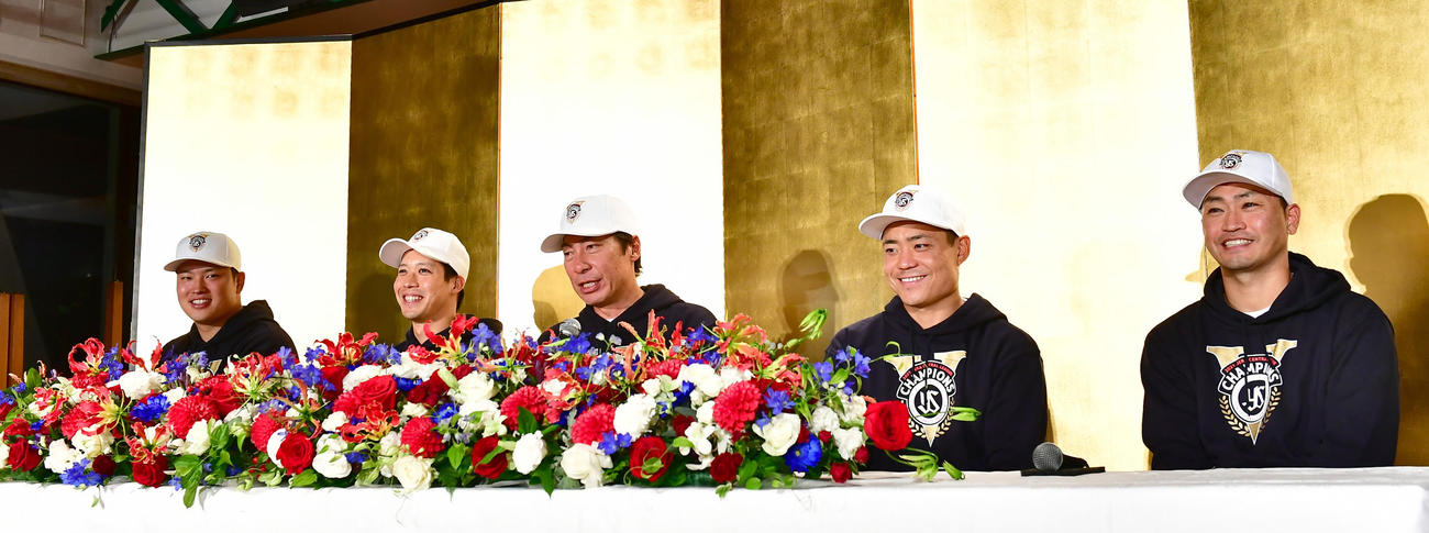 DeNA対ヤクルト　セ・リーグ優勝を決め記者会見に臨むヤクルトの、左から村上、山田、高津監督、中村、青木（撮影・小沢裕）