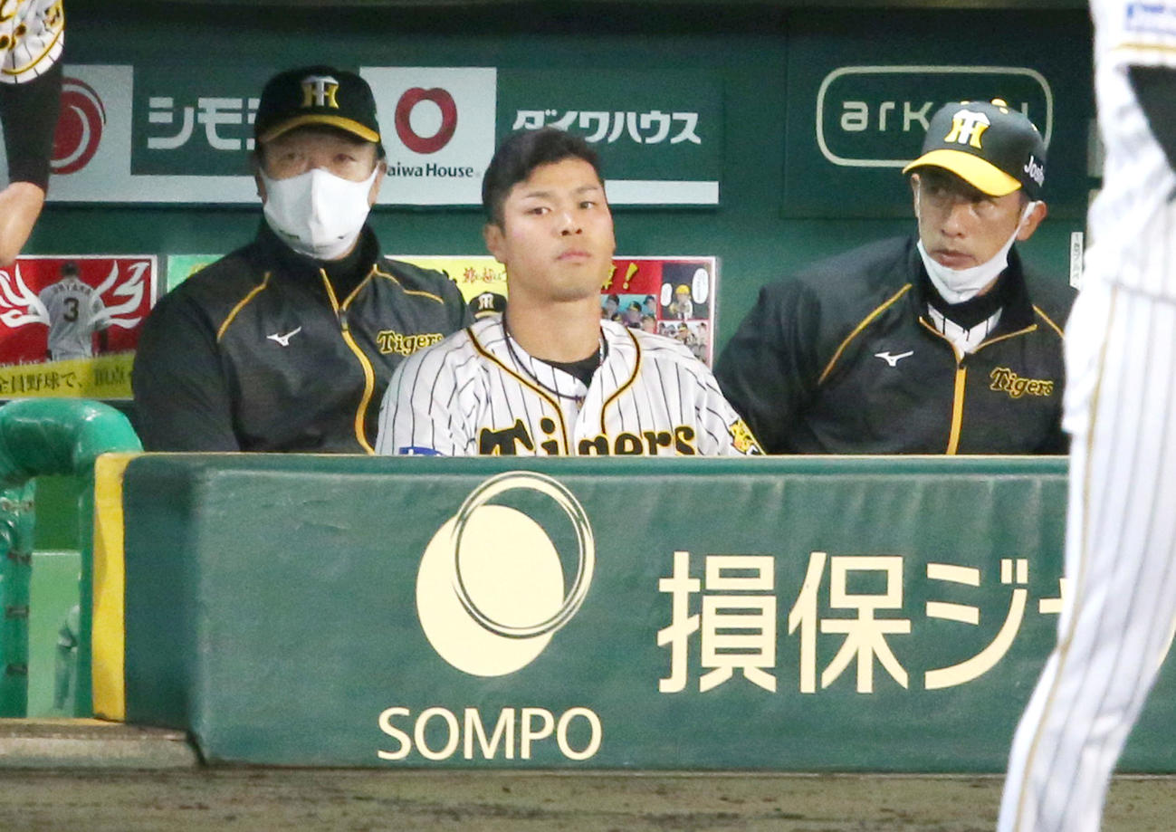 阪神対中日　4回裏阪神2死、佐藤輝（手前）は空振り三振に終わりベンチで浮かない表情を見せる。右は矢野監督（撮影・上山淳一）