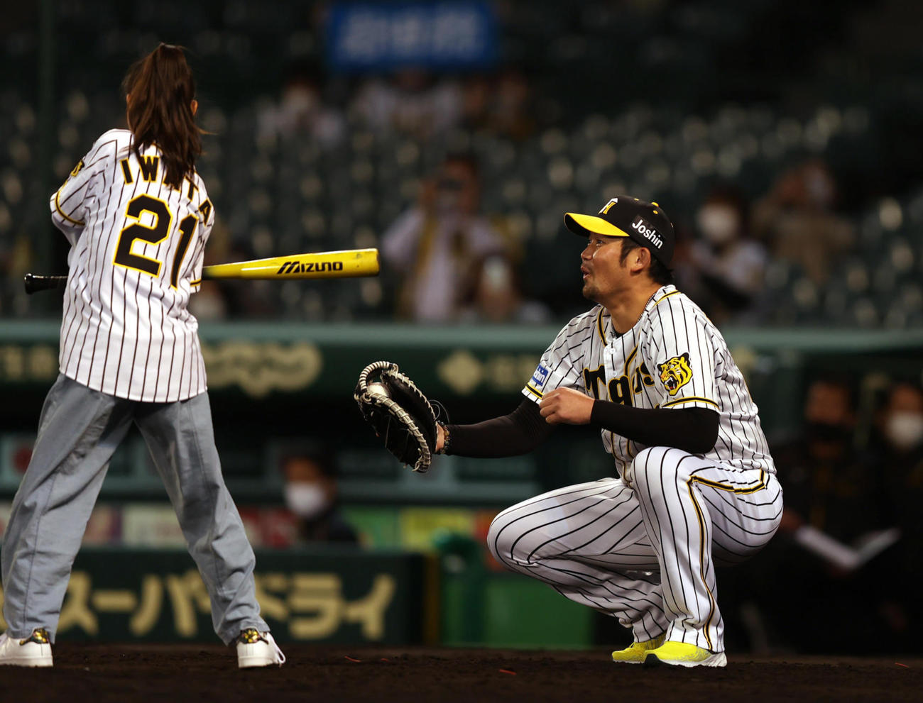 阪神対中日　ファーストピッチセレモニーを行う捕手の阪神岩田稔（中央）と家族、左は長女美来さん（撮影・清水貴仁）