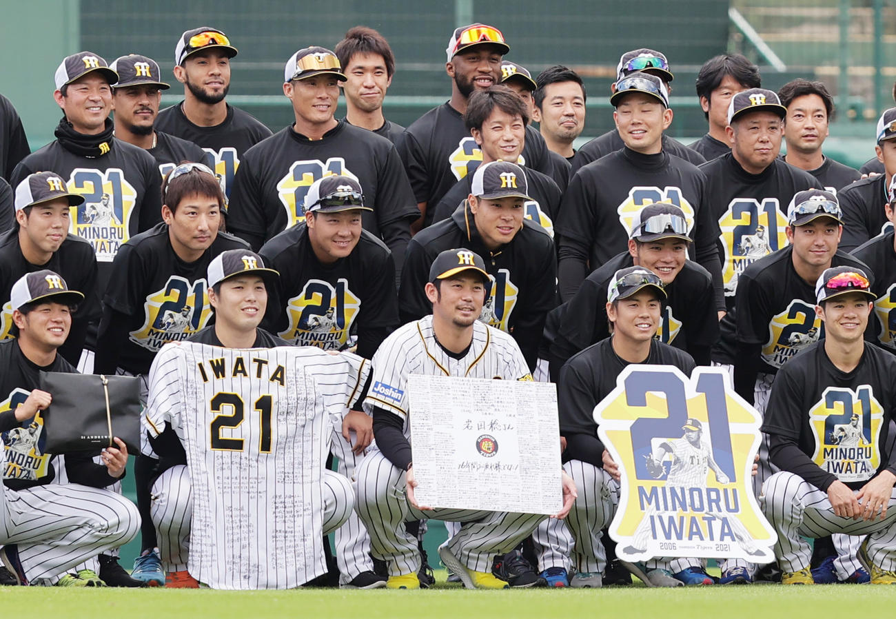 阪神対中日　練習開始前に選手とともに記念撮影を行う阪神岩田（撮影・清水貴仁）