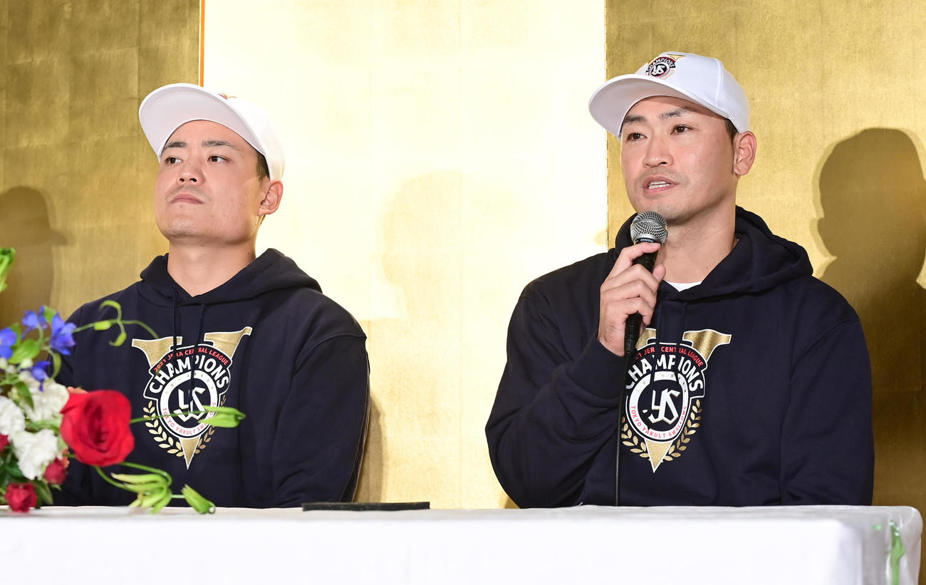 DeNA対ヤクルト　セ・リーグ優勝を決め記者会見に臨むヤクルト青木。左は中村（撮影・小沢裕）