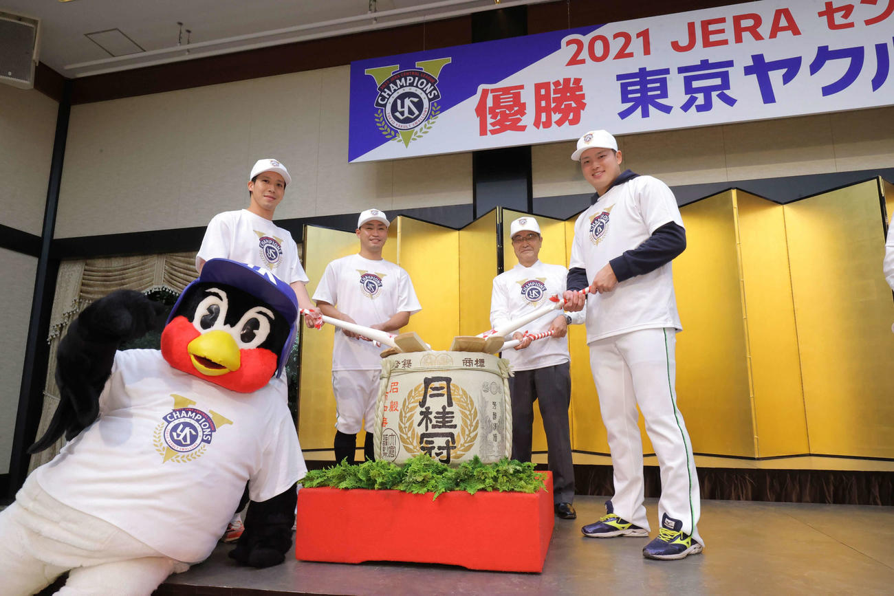 セ・リーグ優勝の祝勝会で鏡開きをする、左からヤクルト山田、青木、成田裕ヤクルト本社社長、村上（代表撮影）
