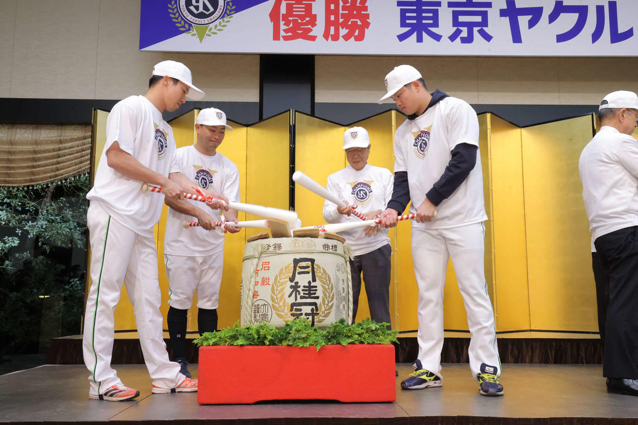 セ・リーグ優勝の祝勝会で鏡開きをする、左からヤクルト山田、青木、成田裕ヤクルト本社社長、村上（代表撮影）