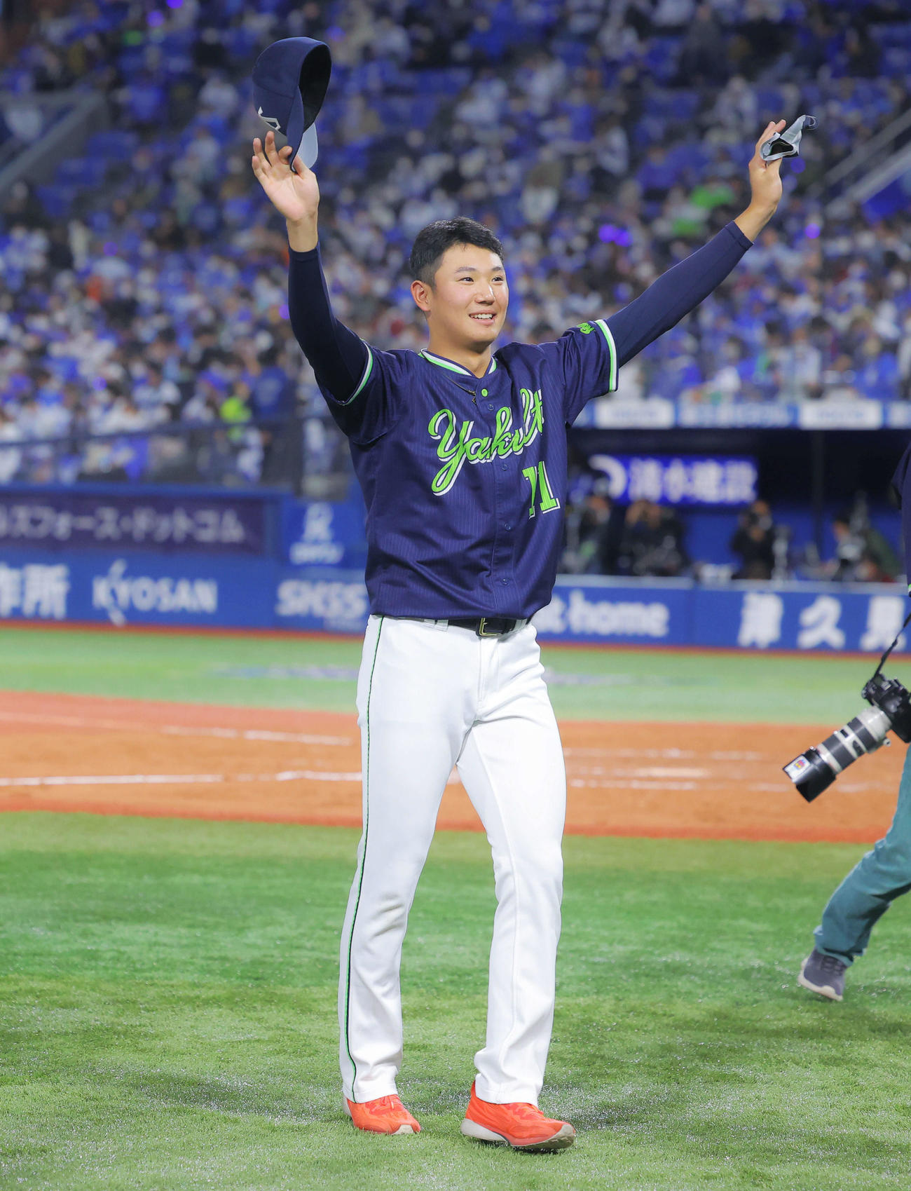 セ・リーグ優勝を決め、観客に笑顔で手を振り応えるヤクルト奥川（撮影・河田真司）