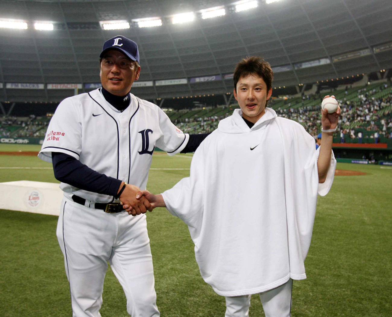 初勝利の野上亮磨（右）は渡辺久信監督と笑顔で握手（09年5月撮影）
