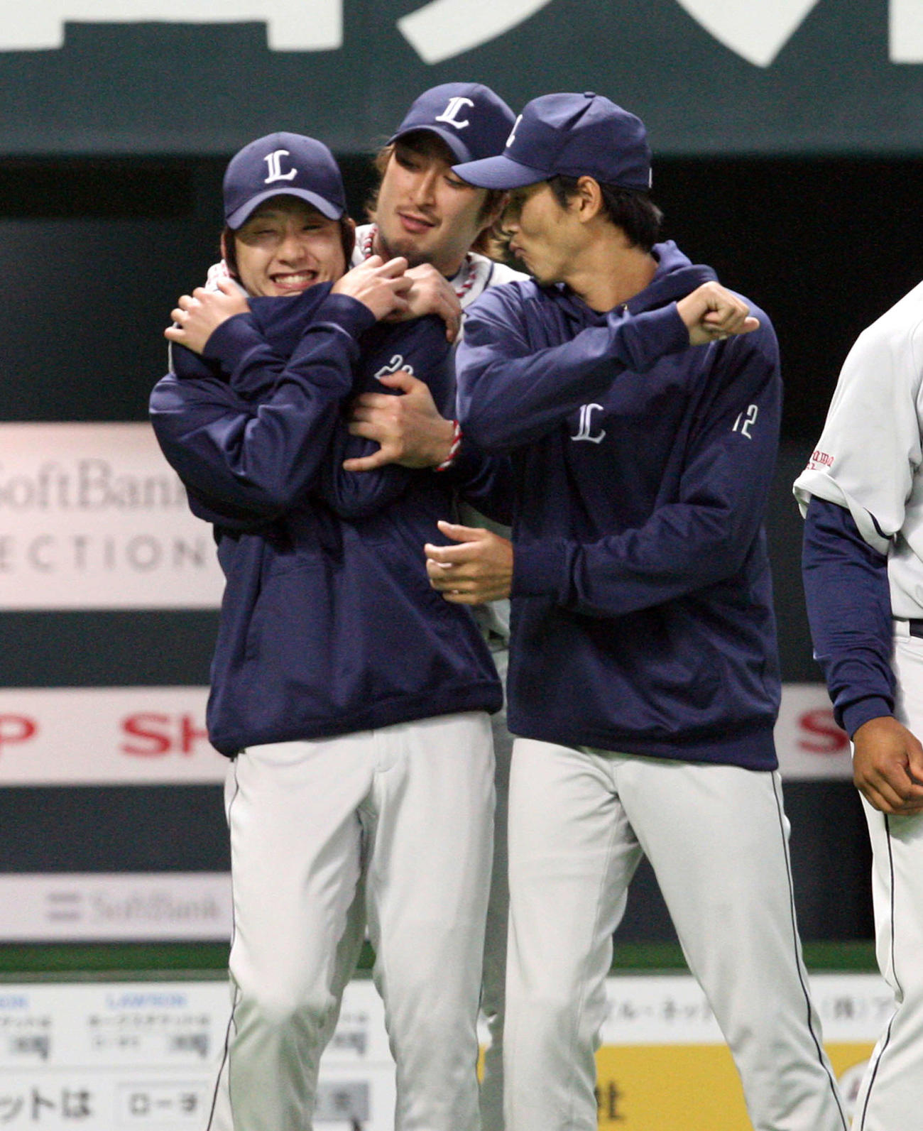 初勝利を飾った野上亮磨は藤田太陽と西口文也（右）から手荒い祝福を受け笑顔を見せる（2010年4月22日撮影）