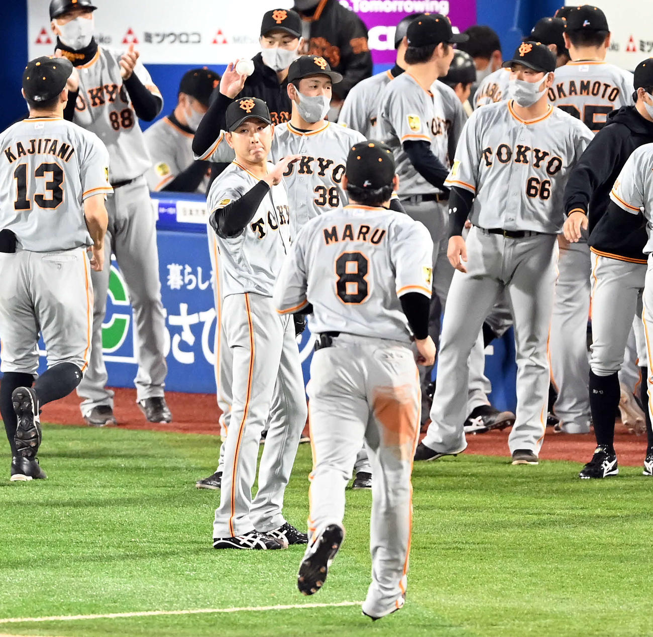 2021年5月12日DeNA戦　6回裏2死満塁から登板し、無失点に抑えた巨人野上は戻ってくる丸とハイタッチ