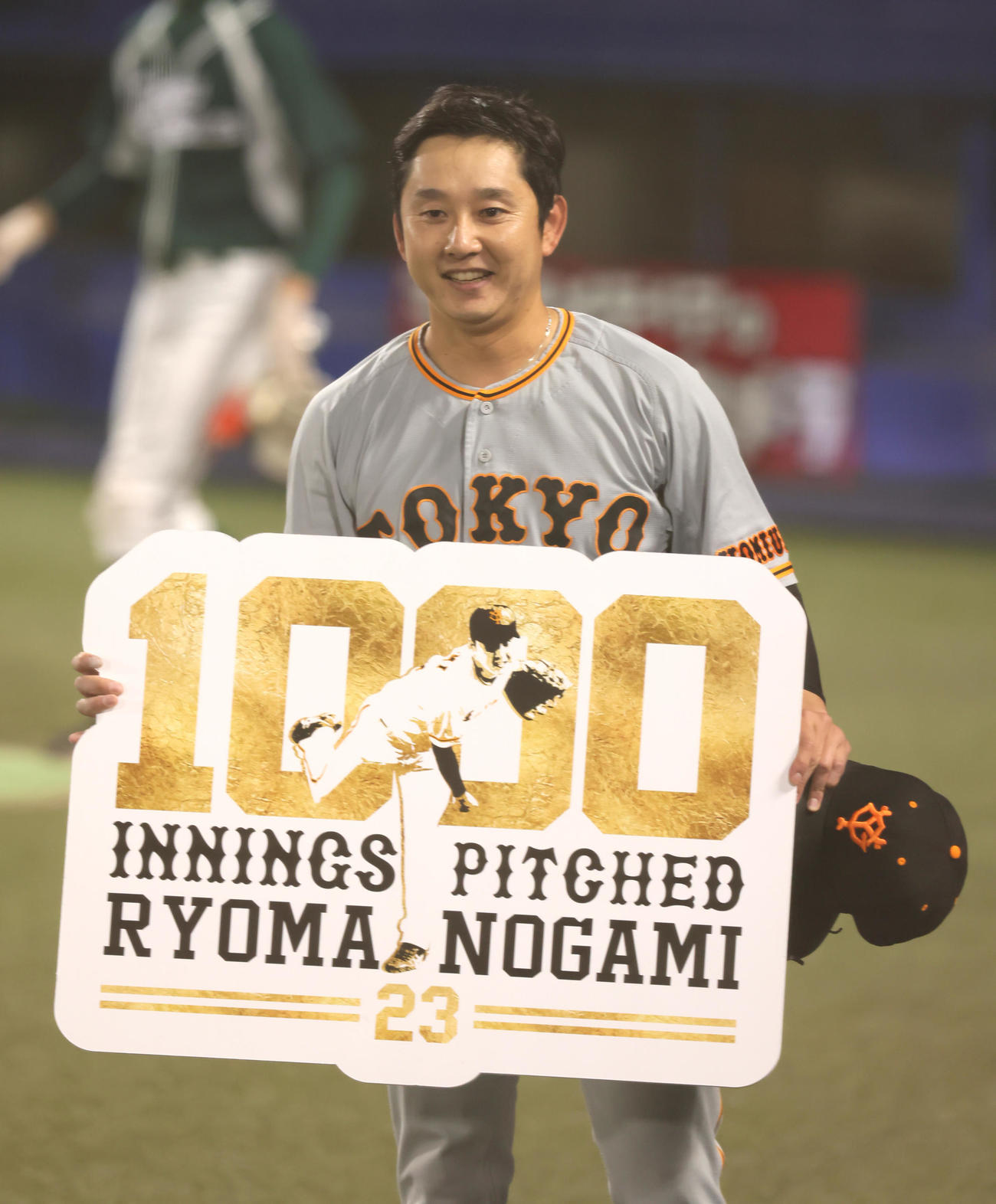 ヤクルト対巨人　1000投球回を達成し笑顔を見せる巨人野上亮磨（2021年4月27日）