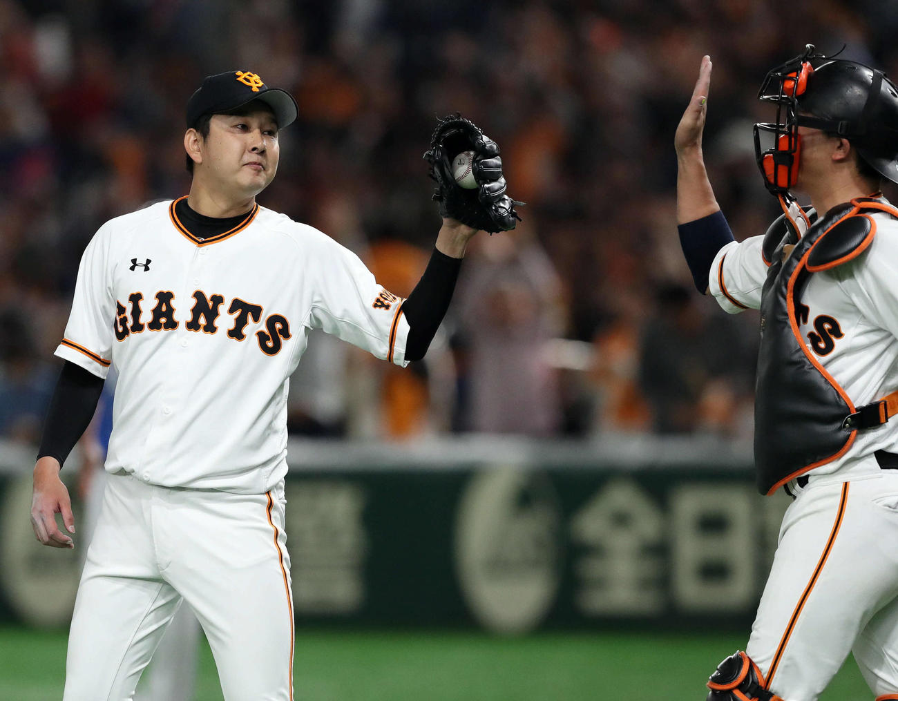 2019年4月27日　DeNA戦で最後を締めた野上（左）は捕手小林とハイタッチ